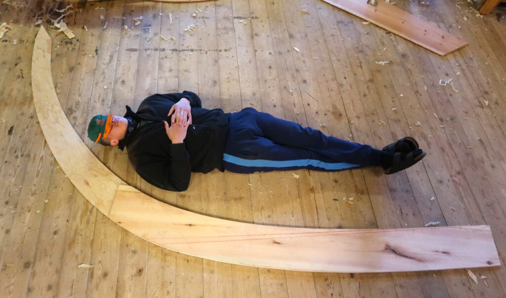 Båtbyggeren tar en kvil på gulvet mens han drømmer om å ligge i løftingen på den ferdige båten.