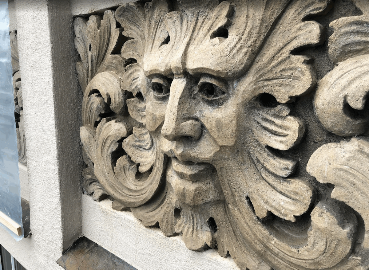 Et fasadeornament i jugendstil laget av en gipsmaker