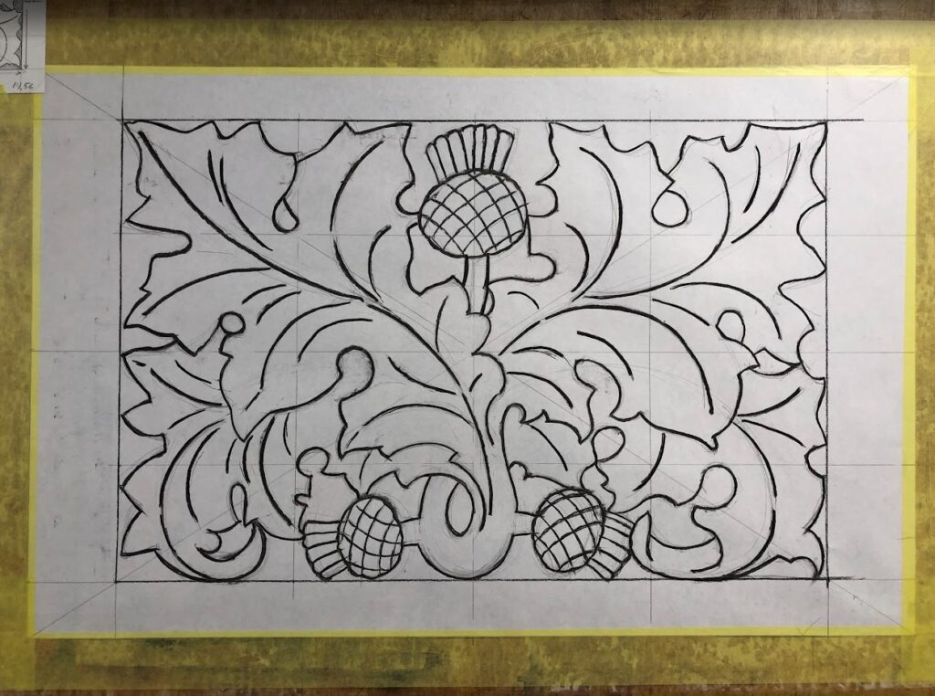 En tegning av et fasadeornament, et tistelmotiv. Kull på papir.