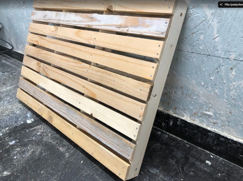 En treramme med lekter.