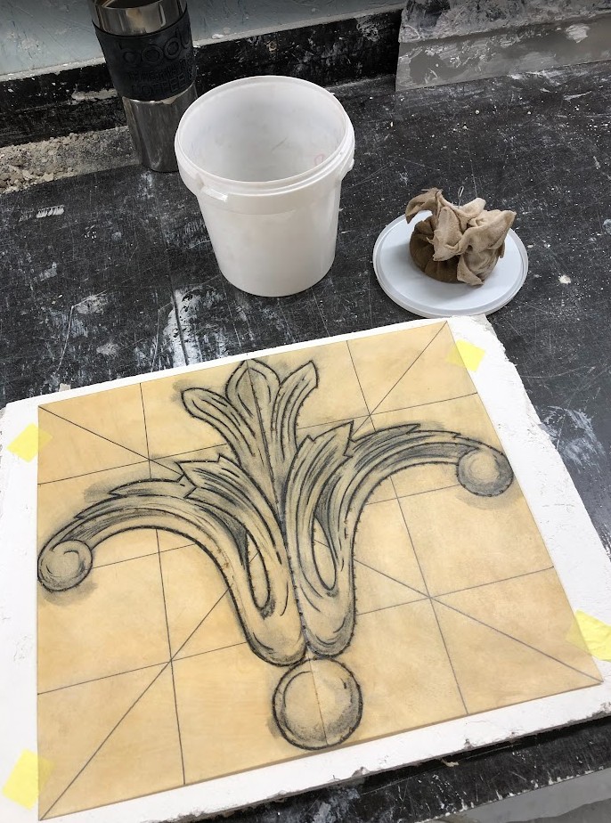 En tegning er klargjort på et underlag for kopiering.