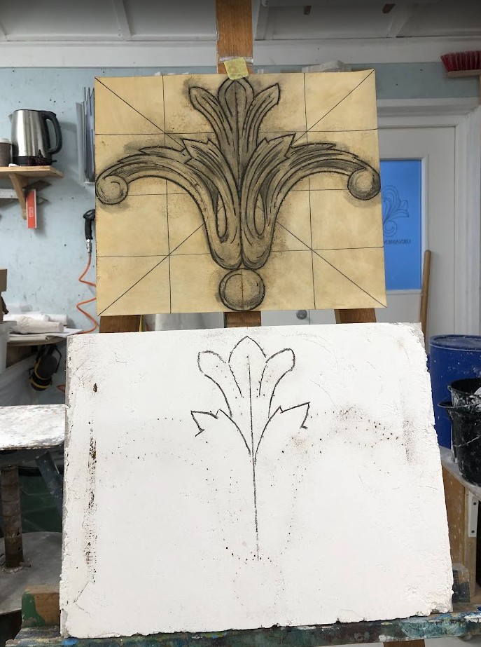 Et mønster tegnes på en pusset flate for modellering med mørtel.