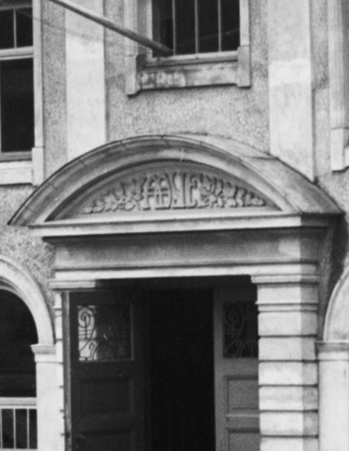 Et gammelt fotografi som viser fasadeornamenter på Parkgata 14 i Ålesund.