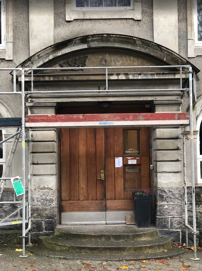 Et stillas er satt opp på fasaden Parkgata 14 i Ålesund.