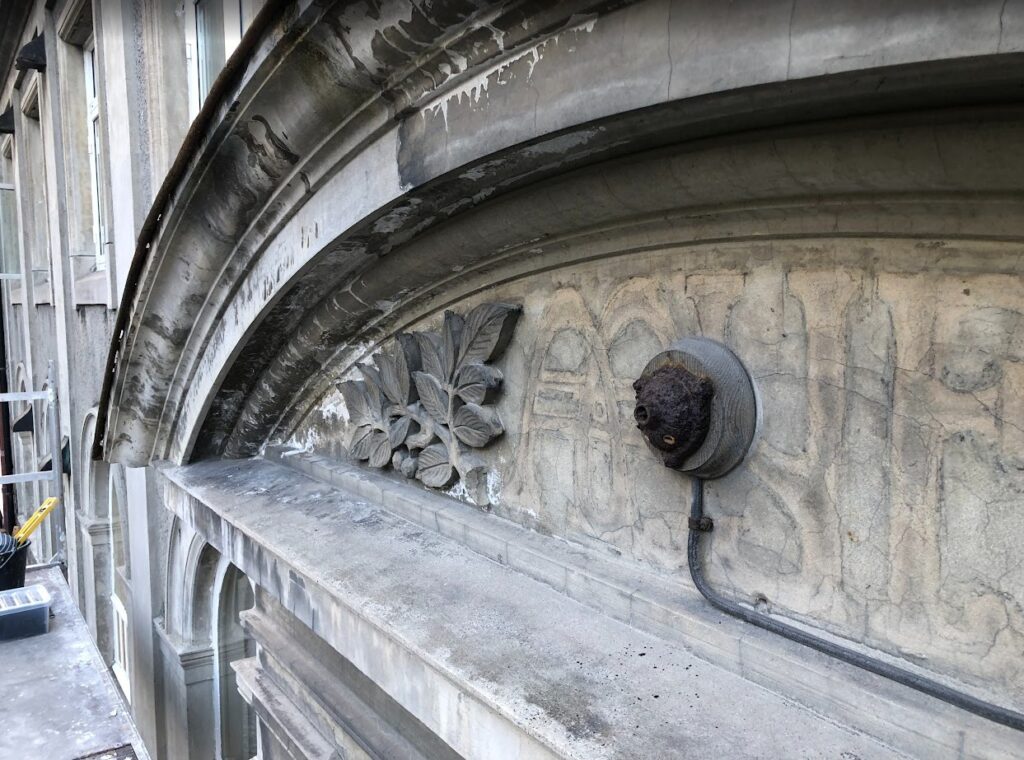 Nærbilde av fasadeornamenter på Parkgata 14 i Ålesund.