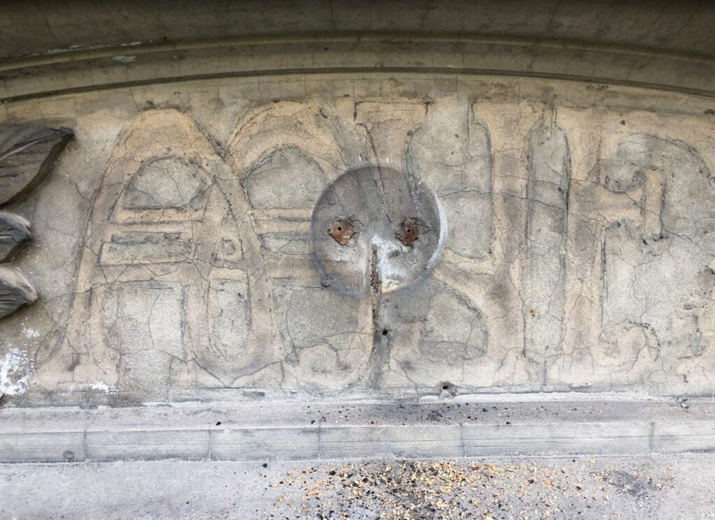 Rester og spor etter fasadeornamenter på fasaden Parkgata 14 i Ålesund.