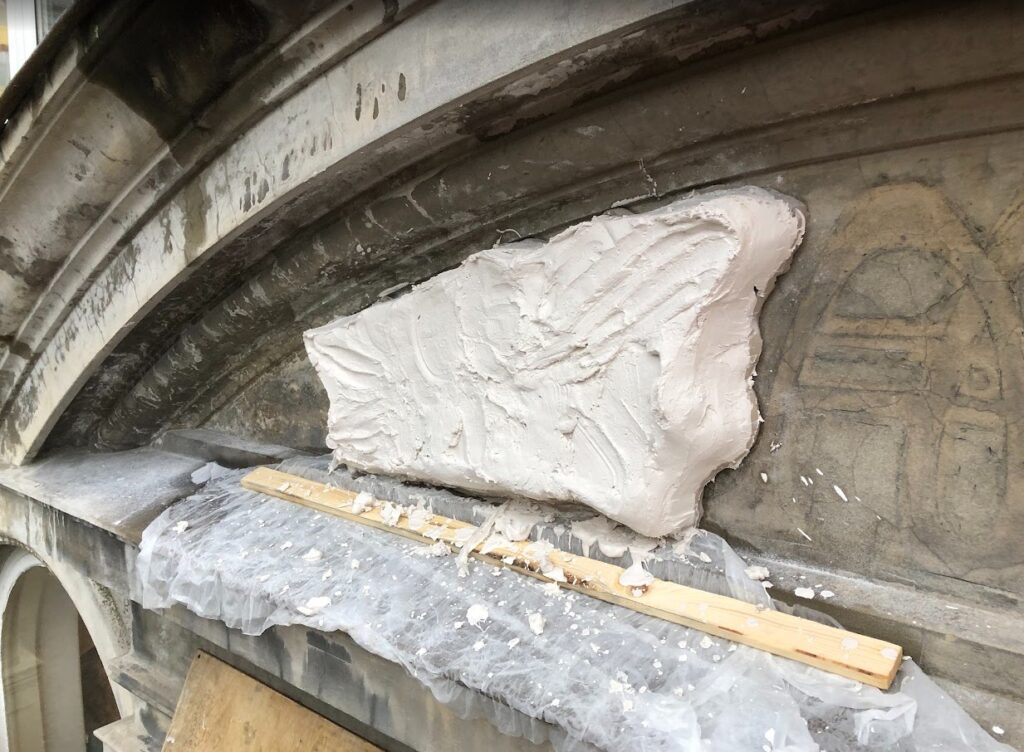 En gipsavstøpning gjøres på et fasadeornament på fasaden Parkgata 14 i Ålesund.