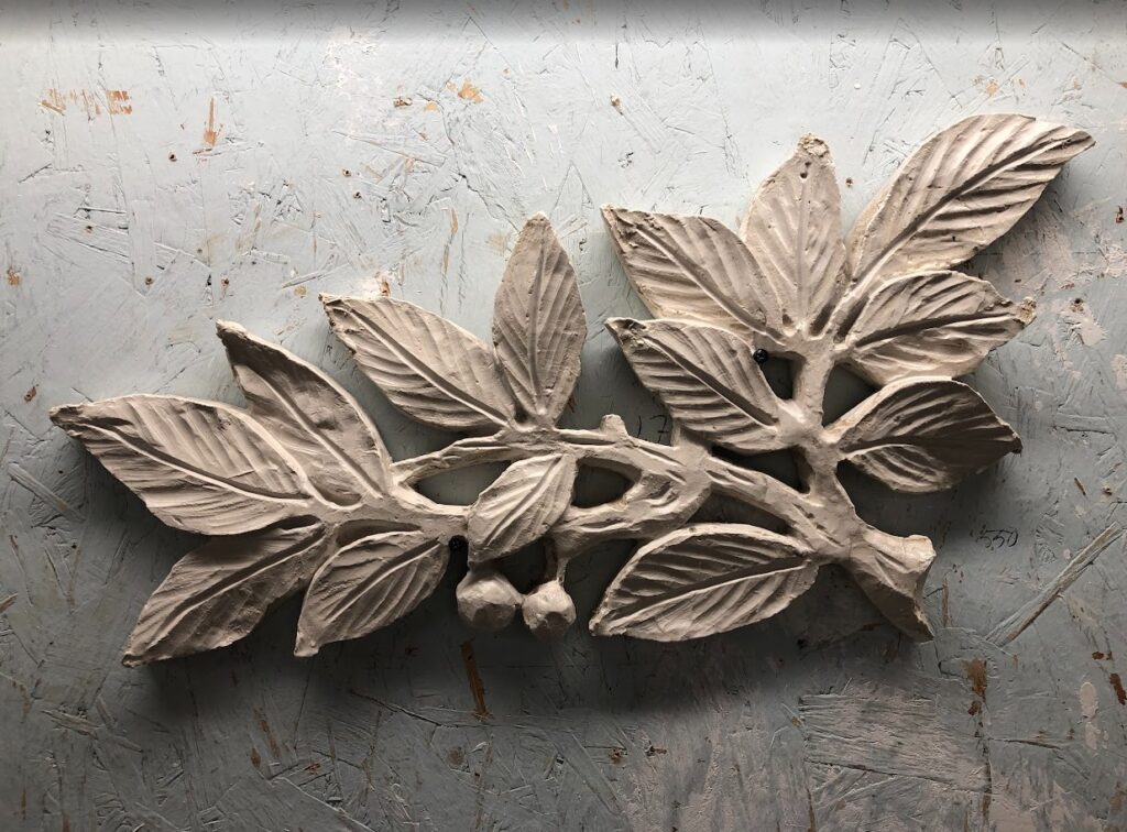 En gipskopi av et fasadeornament.