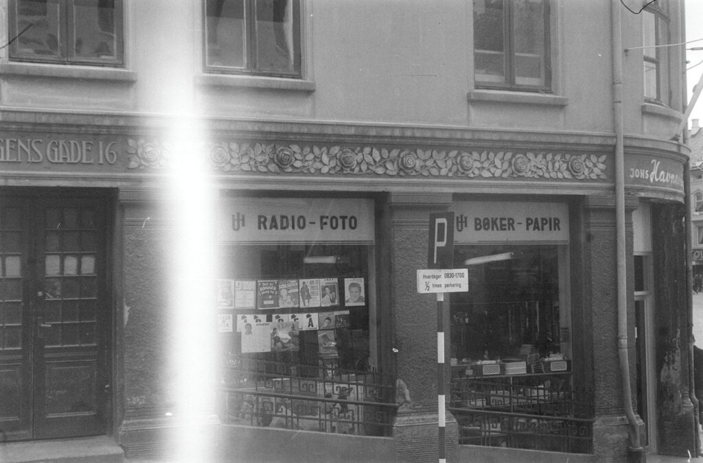 Et gammelt svart hvitt- foto av et jugendbygg i Ålesund.