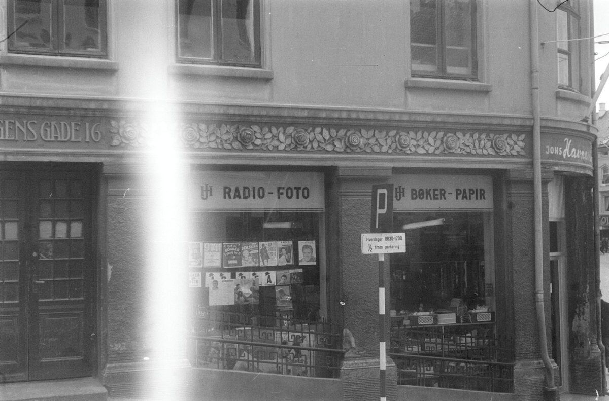 Et gammelt svart hvitt- foto av et jugendbygg i Ålesund.