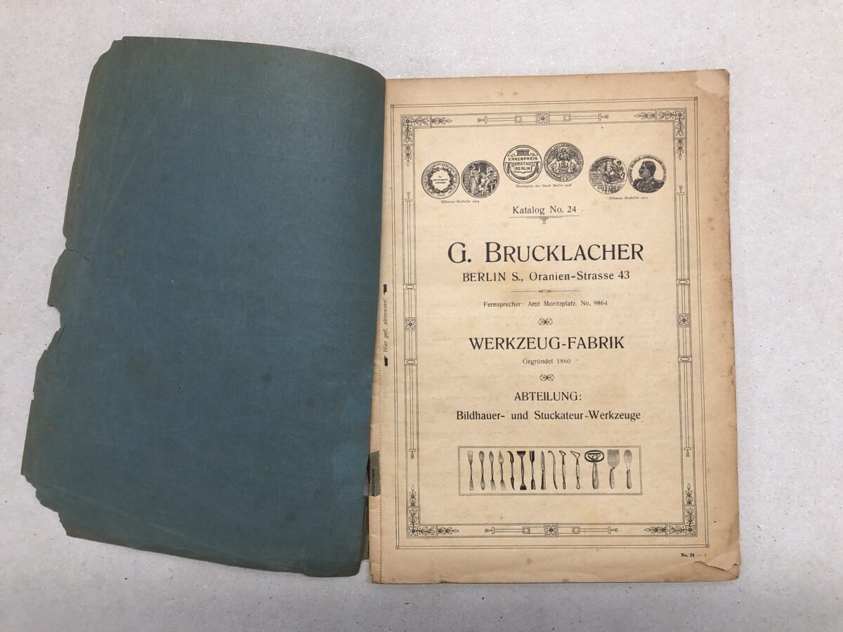 Katalog NO.24 fra G. Brucklacher, Berlin, anno 1913. Verktøy for for stukkatører og billedhoggere. Foto: Peder Alme v/ Norsk Håndverksinstitutt 2026