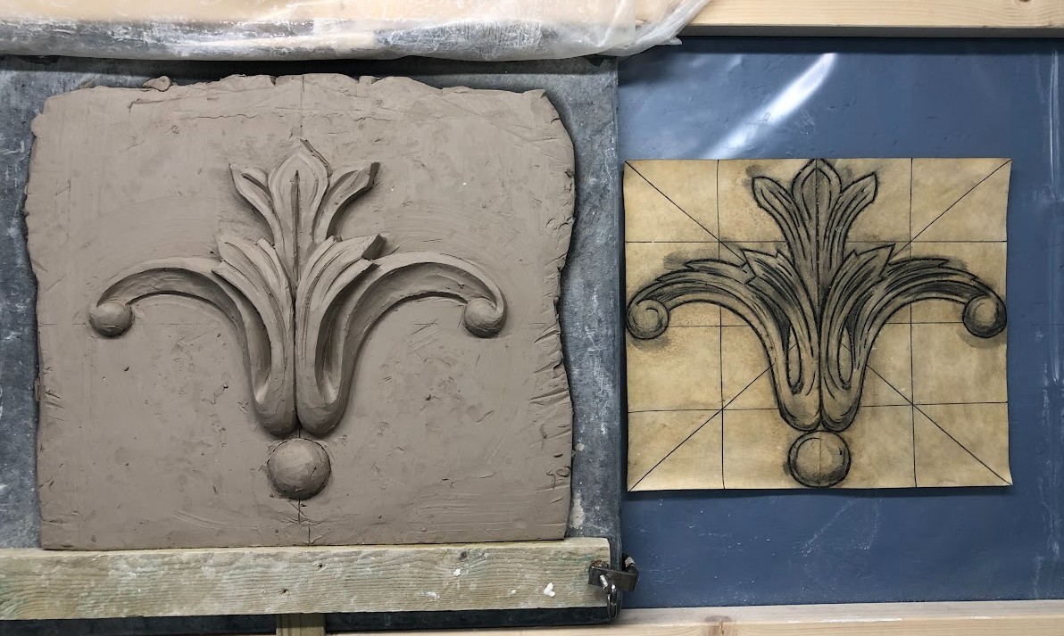 Modellering av et lite ornament i leire. Det jobbes etter en tegning i målestokk 1:1. Foto: Peder Alme v/ Norsk Håndverksinstitutt 2026