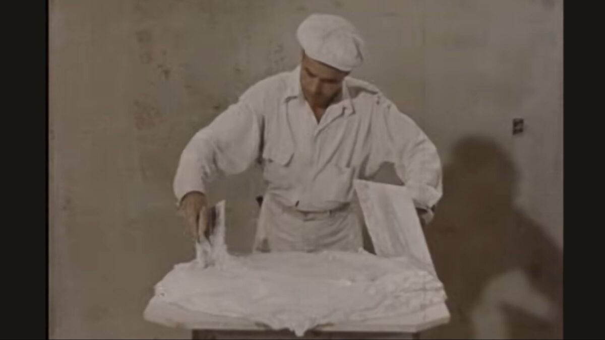 Skjermdump fra filmen Lathing and Plastering fra amerikanske Gypsum Association, trolig fra en gang på 1950- tallet. Her med blanding av finishing plaster.