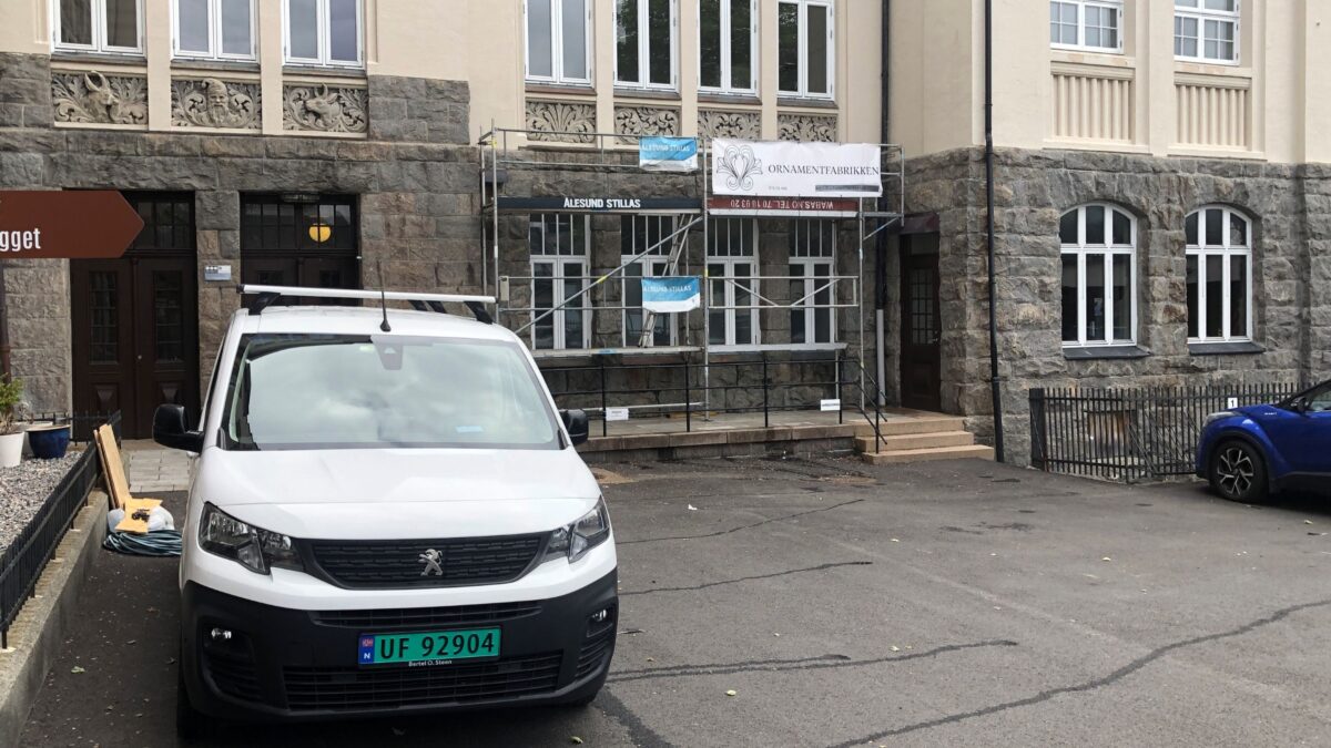 Arbeidsstillas på Latinskolen, Ålesund: de fire siste av hele 61 ornamenter skal restaureres. Foto: Peder Alme v/ Norsk Håndverksinstitutt 2026