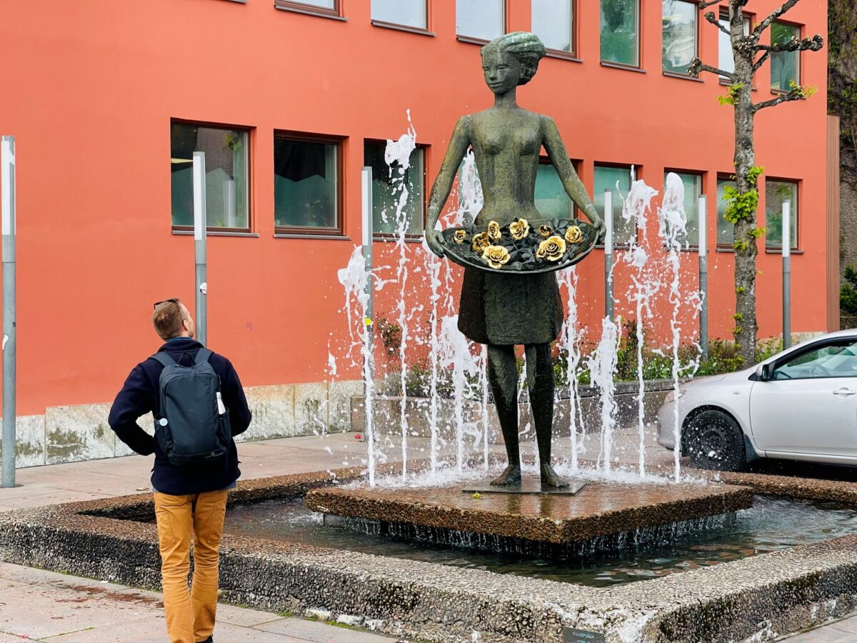Stipendiaten ser på kunst. Her fra ROSEPIKEN av Ragnhild Butenschön, 1971. Foto: Stine Roald 2026