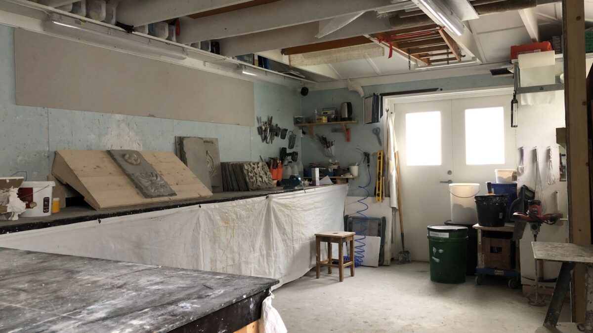 Fra et (slags) moderne gipsmakerverksted en torsdag i slutten av september kl.16:30. Elektrisk lys er avslått for anledningen. Foto: Peder Alme v/ Norsk Håndverksinstitutt 2026