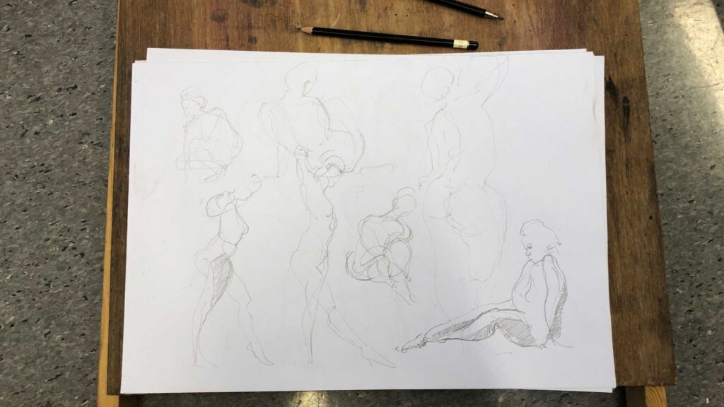 Fra krokitegning på YTRE Kunstfagskole: linoleum, tegnebrett, blyant, tegneblokk, kruseduller. Foto: Peder Alme v/ Norsk Håndverksinstitutt 2026
