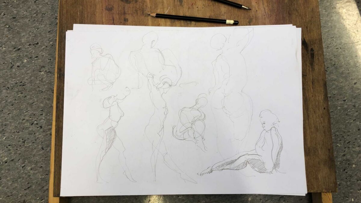 Fra krokitegning på YTRE Kunstfagskole: linoleum, tegnebrett, blyant, tegneblokk, kruseduller. Foto: Peder Alme v/ Norsk Håndverksinstitutt 2026